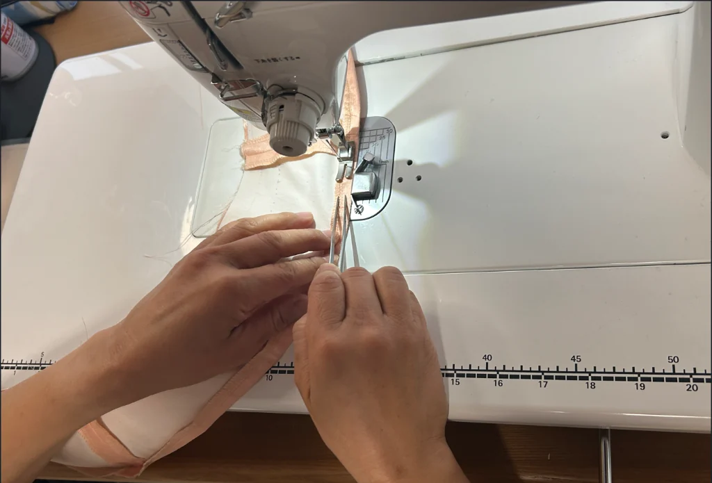 ミシンでバレエ衣装のパーツを縫製している制作風景。MIYAKOYAの衣装は一着あたり平均100〜120時間の手作業で仕立てられる
