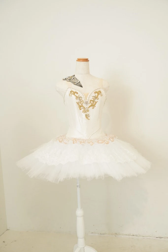 純白のクラシックチュチュ。サテンのボディスにゴールドの唐草刺繍とハート型のネックライン。白チュールにゴールドレースを重ねたパンケーキ型スカート。「眠れる森の美女」オーロラ姫向けオーダーメイド｜MIYAKOYA